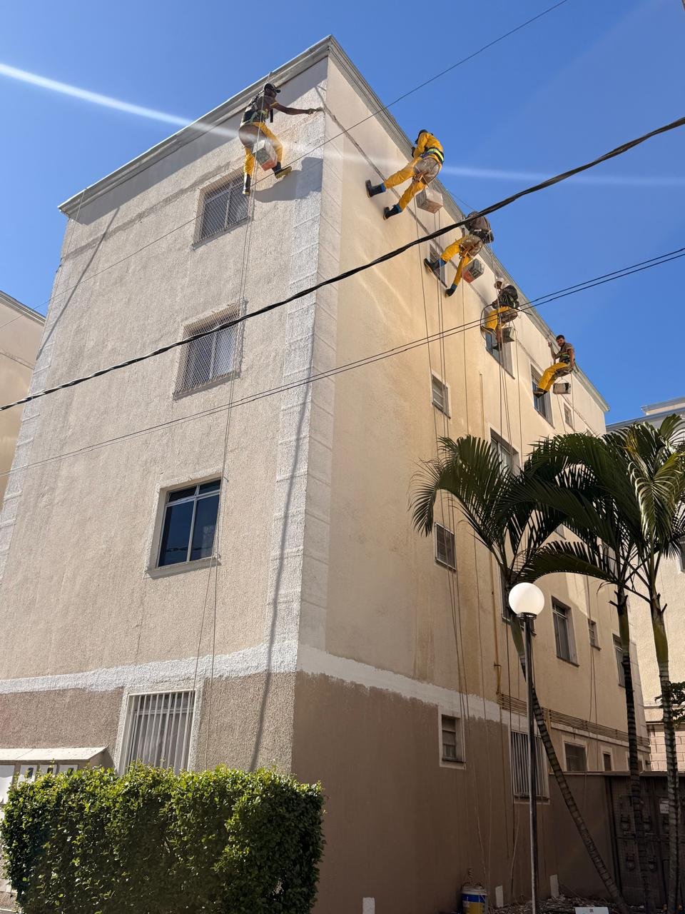 Cinco profissionais da Província Decor em operação coordenada de pintura predial